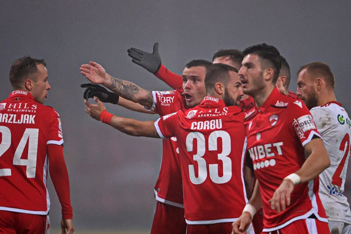 Jucătorii dinamoviști au incercat degeaba să-l înduplece pe arbitrul Iulian CălinFOTO: Mediafax