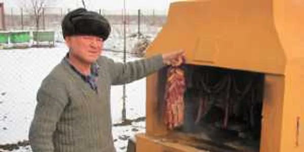 Nea Nelu conservă cu fum bunătăţile din carne