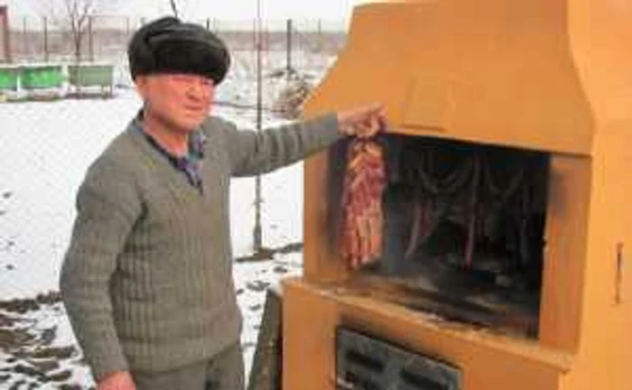 Nea Nelu conservă cu fum bunătăţile din carne