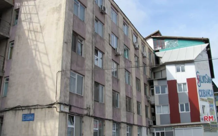 Policlinica Salvofarm Ciobanca este situată în imediata apropiere a blocului cu pricina FOTO Olimpia Man
