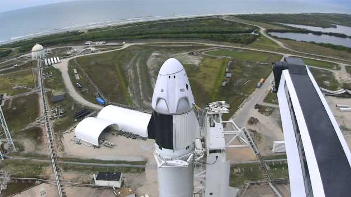 Capsula Crew Dragon, în vârful rachetei Falcon 9