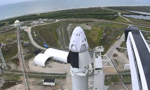 Capsula Crew Dragon, în vârful rachetei Falcon 9 jpeg