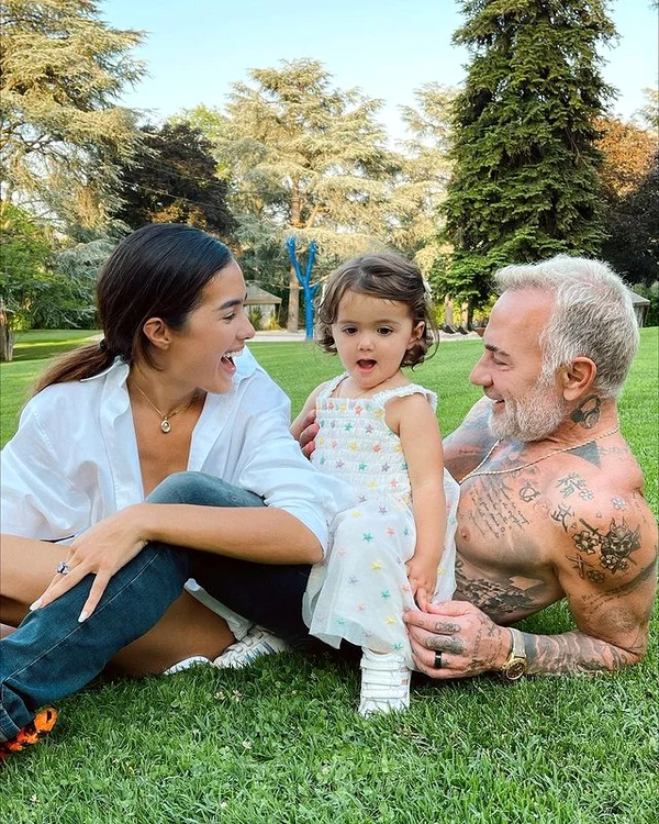 Gianluca Vacchi, sotia Sharon Fonseca si fiica lor Blu Jerusalema jpg