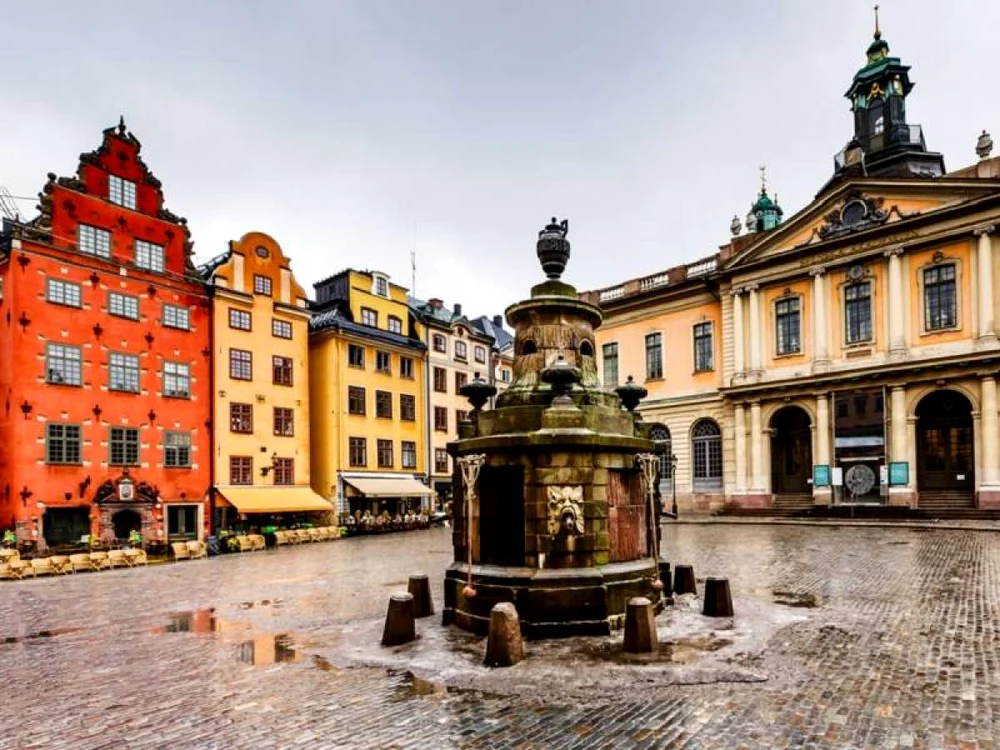 Gamla Stan, Stockholm, Suedia. Numele oraşului colorat se traduce prin