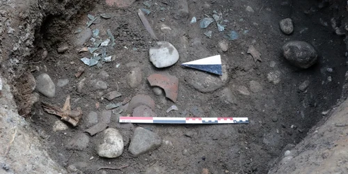 Sticlă din Târgoviștea medievală, sec. XVI. FOTO Florin Petrică