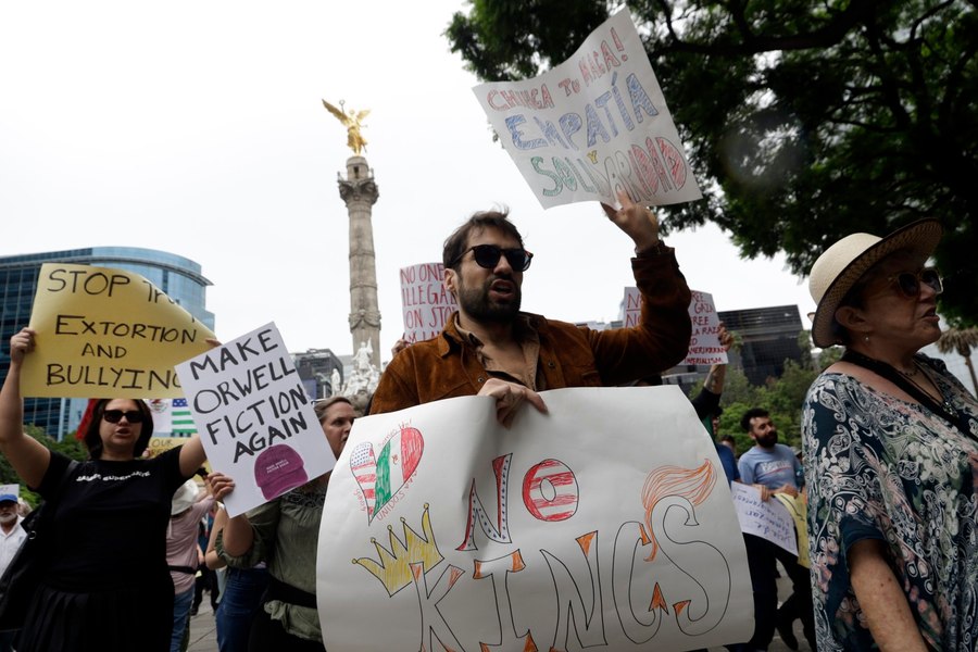 Sute de mii de oameni au participat la „Marşurile „No Kings”, în timp ce Donald Trump își admira parada militară organizată de ziua lui