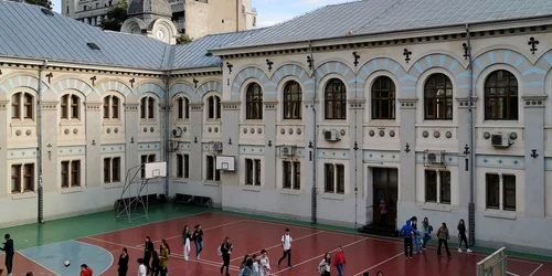 Colegiul Național Gheorghe Lazăr Bucurwsti  FOTO Fb jpg