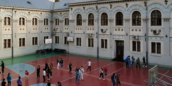 Colegiul Național Gheorghe Lazăr Bucurwsti  FOTO Fb jpg