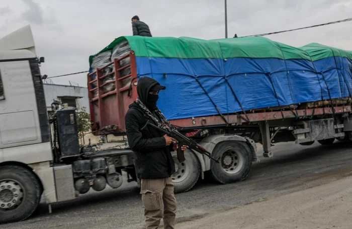 Forțe de securitate ale Hamas păzesc camioanele de ajutor umanitar FOTO EPA-EFE