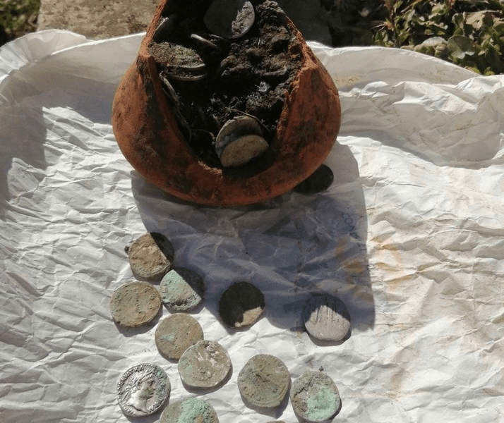 Unui detectorist norocul i-a surâs pe dealul Balaurul. Tezaur descoperit în Neamţ, după câteva încercări