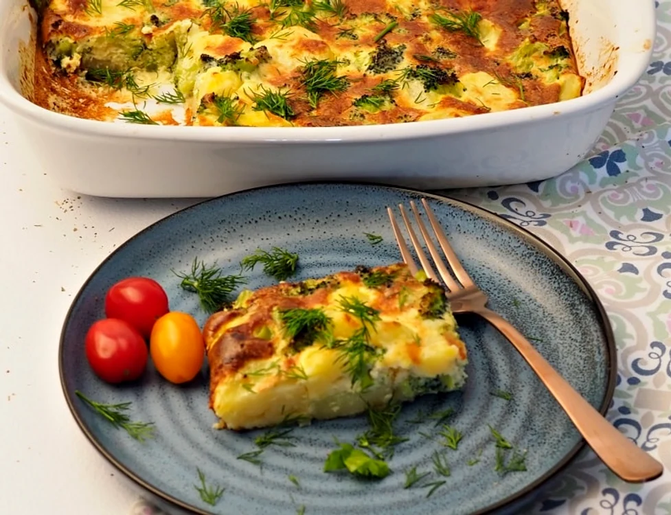 Un fel simplu şi delicios: cartofi cu broccoli şi brânză, la cuptor
