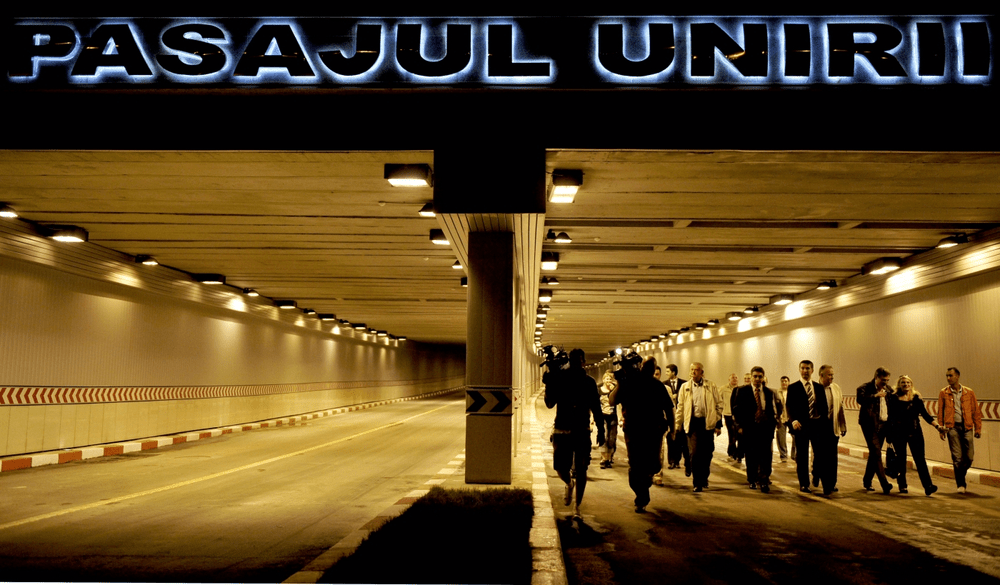 S-a tasat soșeaua de desupra Pasajului Unirii. Circulaţia a fost restricţionată