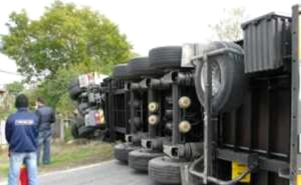 Braşov: Carambol cu trei camioane pe DN11. O persoană încarcerată!
