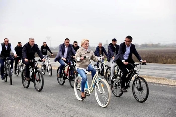 Dăncilă a ales o bicicletă albă, cu un ghidon mai mare