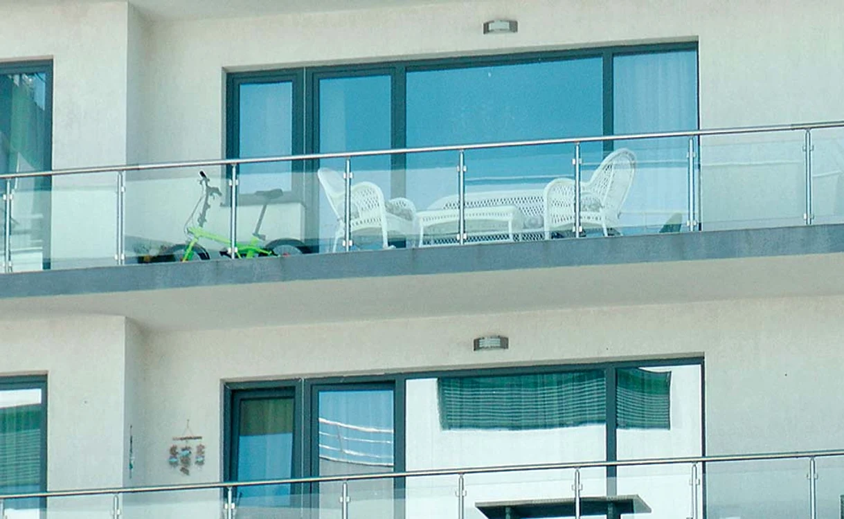 Nasty își  ”parchează” bicicleta în balconul soției, Ioana 