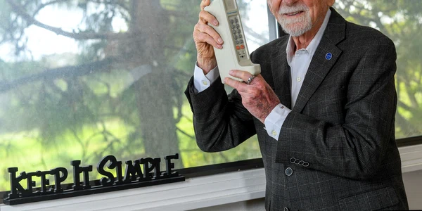 Martin Cooper și primul telefon mobil FOTO AFP jpg