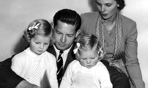  Regele Mihai, Regina Ana, Principesele Margareta și Elena Regele Mihai, Regina Ana, Principesele Margareta și Elena, imagine de colecție din 1954 jpeg