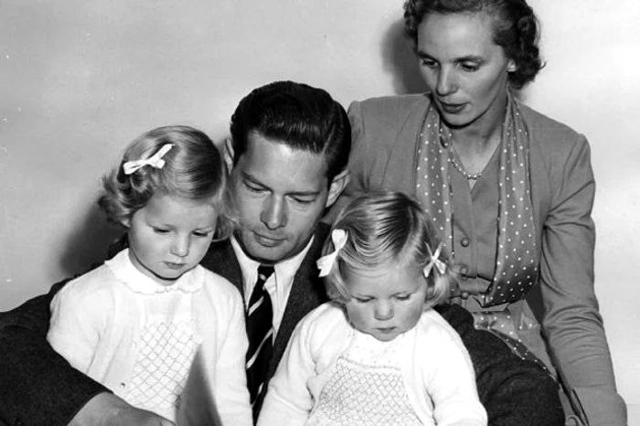  Regele Mihai, Regina Ana, Principesele Margareta și Elena Regele Mihai, Regina Ana, Principesele Margareta și Elena, imagine de colecție din 1954
