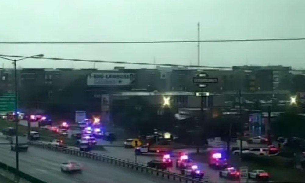 Doi morți și mai mulți răniți, într-un atac armat la Serviciul de Imigrări din Dallas. Autorul, un lunetist, s-a sinucis. Mesaje anti-Trump, inscripționate pe gloanțe