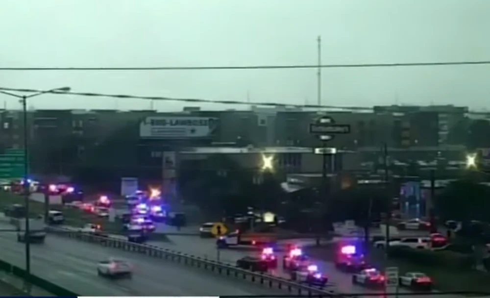 Un mort și mai mulți răniți, într-un atac armat la Serviciul de Imigrări din Dallas. Autorul, un lunetist, s-a sinucis. Mesajul transmis de JD Vance