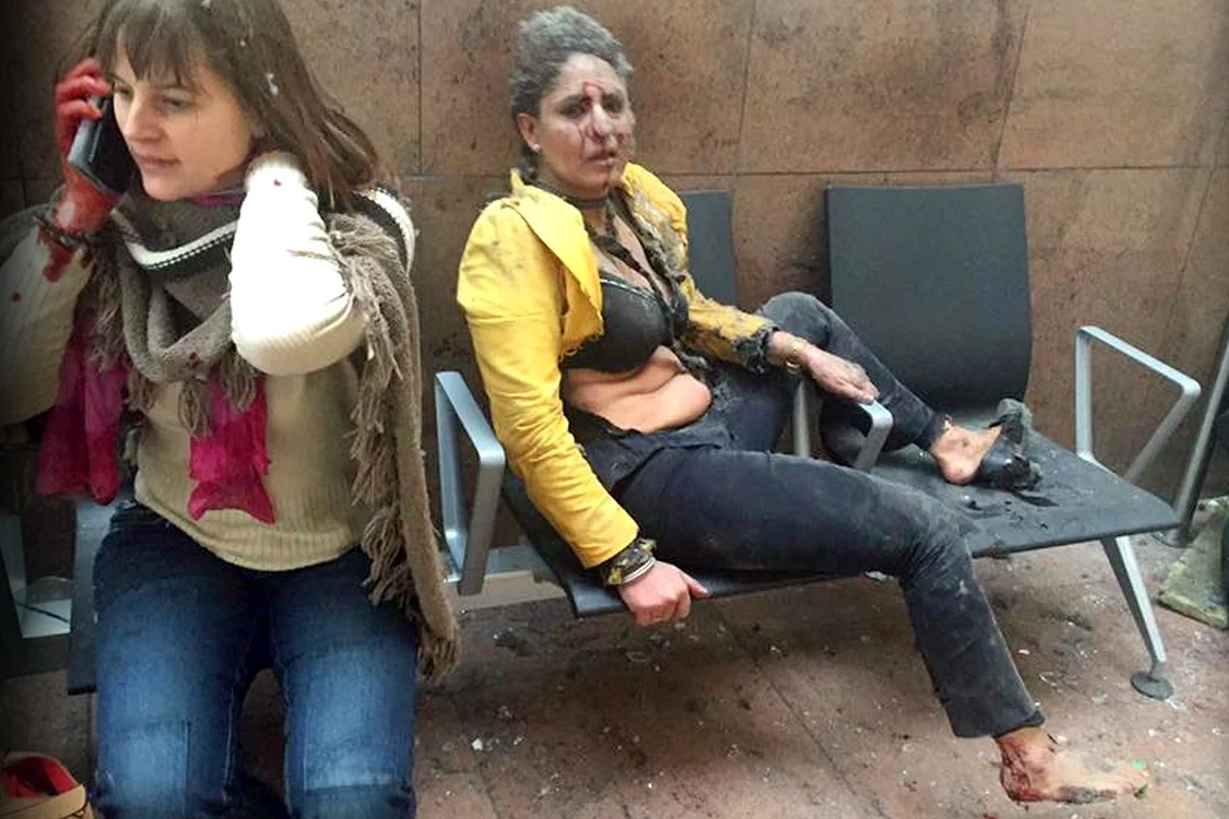 
    Imaginea cu Nidhi Chaphekar după explozia de pe aeroportul Zaventem din Bruxelles a făcut înconjurul lumiifoto: Twitter  