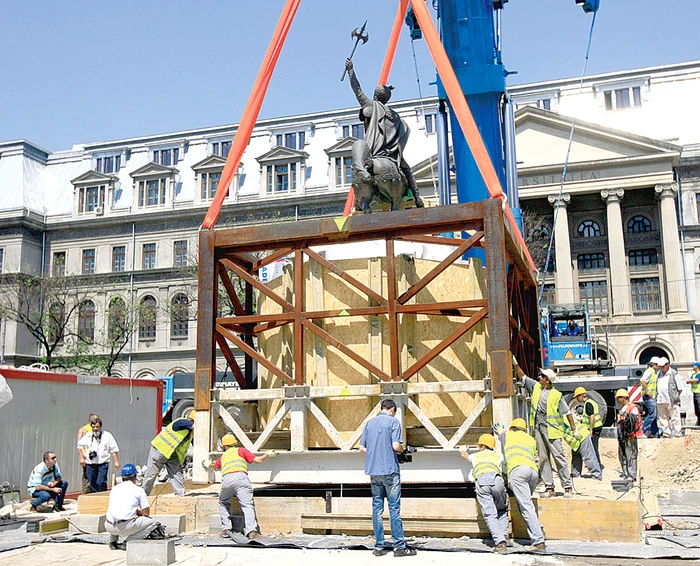 
    Şantier la Universitate (Foto: Petrică Tănase)  