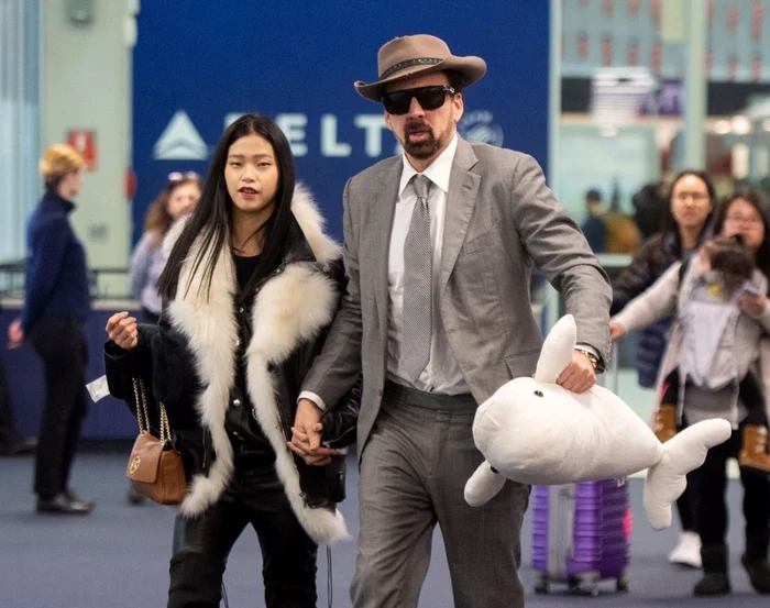 Nicolas Cage e fericit cu Shibata (Foto: Profimedia).