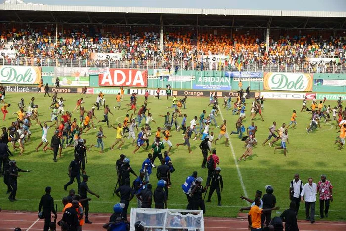 Stadionul din Abidjan a fost invadat de fani