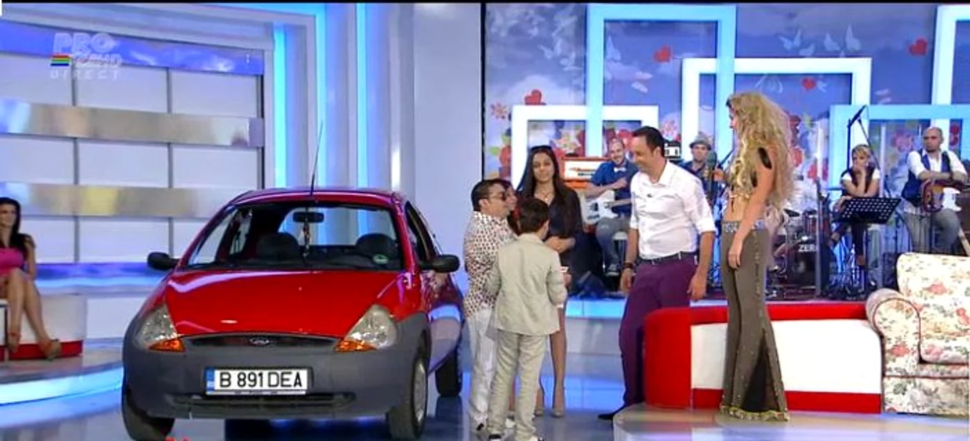 Cântăreţul a venit în platoul Happy Hour să se mândrească cu noua lui maşină (captură: PRO TV)
