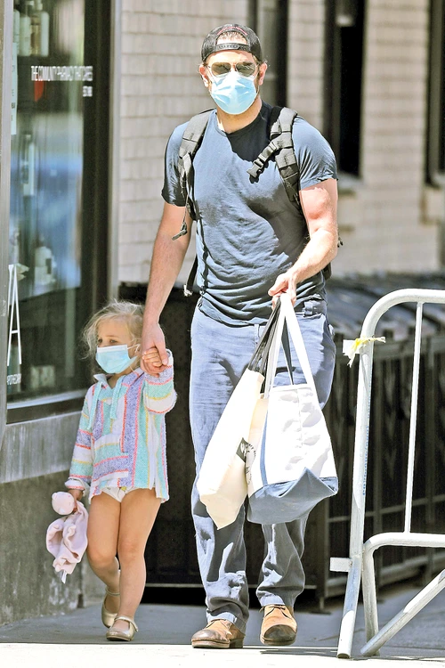 Bradley Cooper, împreună cu micuţa Lea, pe o stradă din New York