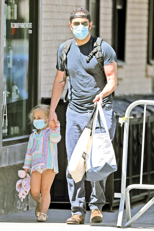 Bradley Cooper,  împreună cu  micuţa Lea, pe  o stradă din  New York