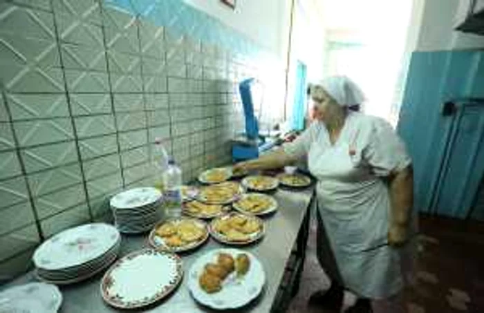 Bucătăreasa de la „Dieta“ potriveşte porţiile după gramaj