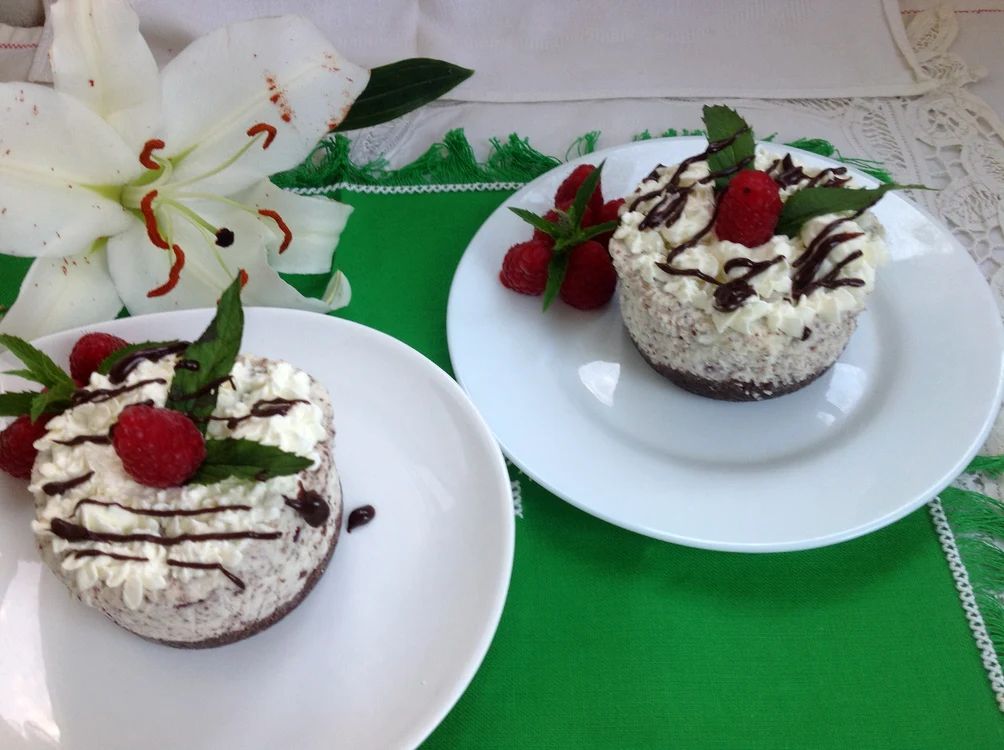 
    Cheesecake cu ciocolată şi mentă  