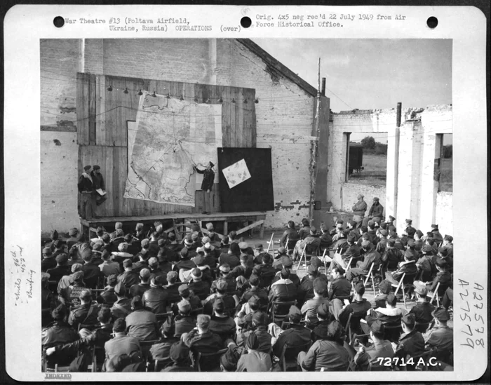 Piloţi americani aflaţi pe teritoriul URSSîn cadrul operaţiunilor Frantic (atacuri fără întoarcere, cu decolare din Italia şi aterizare în URSS şi invers). În imagine se distinge în centrul hărţii România, ca ţintă a atacului.