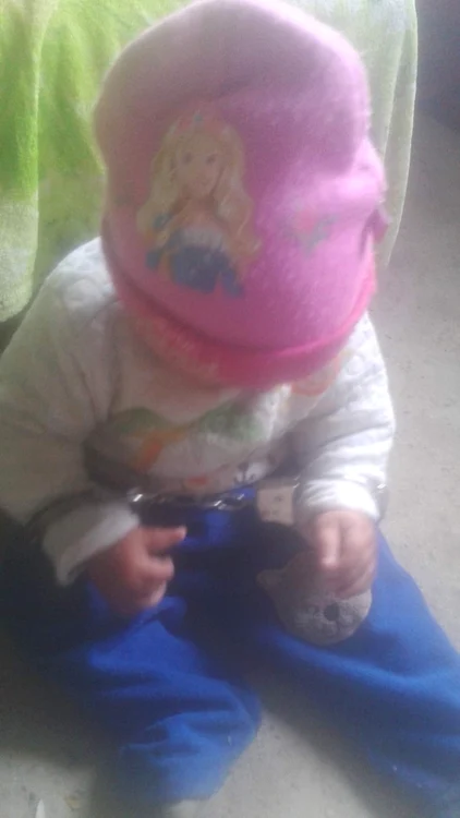 copil legat lanturi