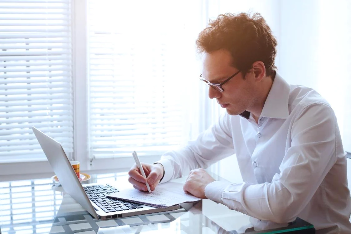 Angajatorii depun actele pentru șomajul tehnic electronic, din fața calculatoruluiFoto: Shutterstock