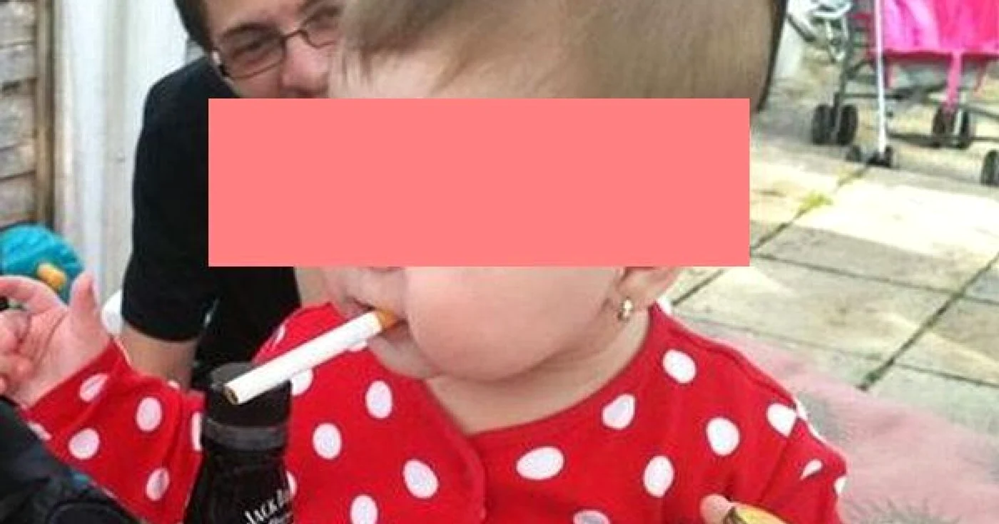 Bebeluşul cu ţigara în gură