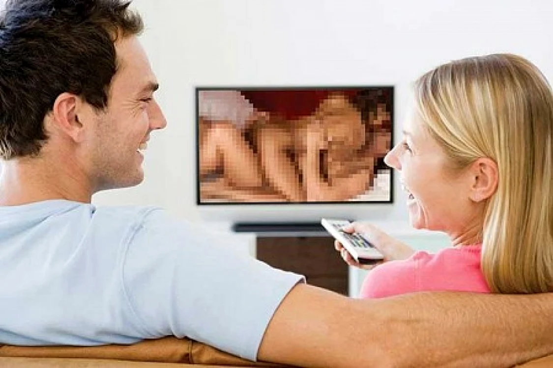 Vizionarea în cuplu a unui film porno este incitantă pentru ambii parteneri/FOTO www.tntmagazine.com