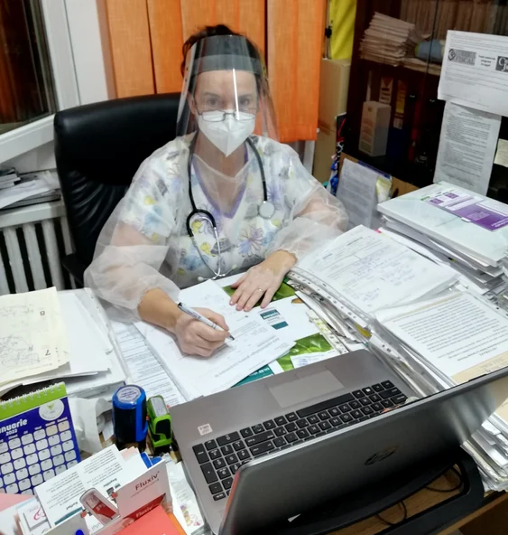 Dr. Ioana Stanciu-Lixandru stă să completeze formulare și până la 12 noaptea