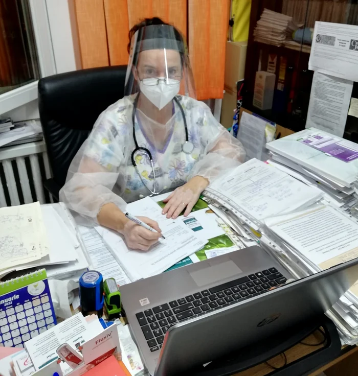 Dr. Ioana Stanciu-Lixandru stă să completeze formulare și până la 12 noaptea