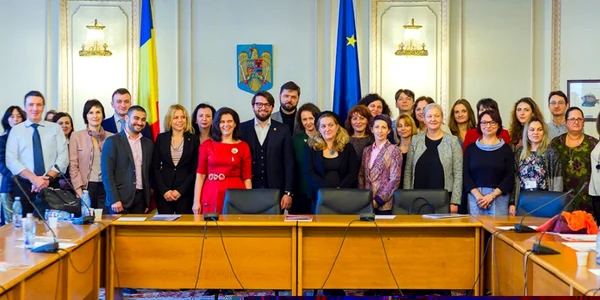 participantii la dezbaterea anti-bullying de la parlament