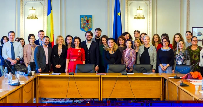 participantii la dezbaterea anti-bullying de la parlament