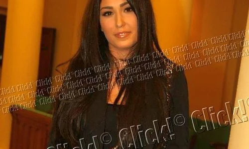 Irina Noapteş s a fotografiat cu volumul lansat de Andrei Hrebenciuc  (Foto  Sever Gheorghe) jpeg