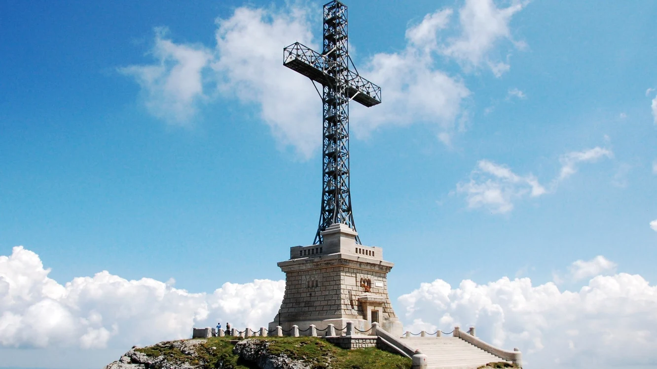 
    Materialele au fost aduse cu elicopterul la șantierul pentru modernizarea Crucii de pe Caraiman   