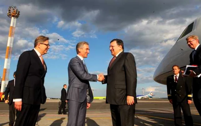 Jose Manuel Barroso, întâlnit de Leancă la Aeroport FOTO: gov.md