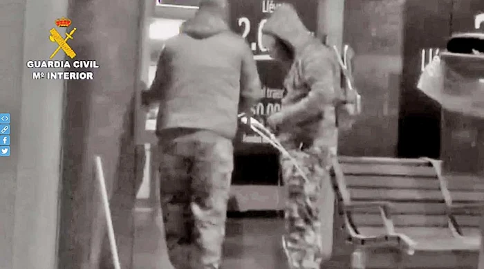 O femeie  şi un bărbat  mergeau la  spargeri  camuflaţi