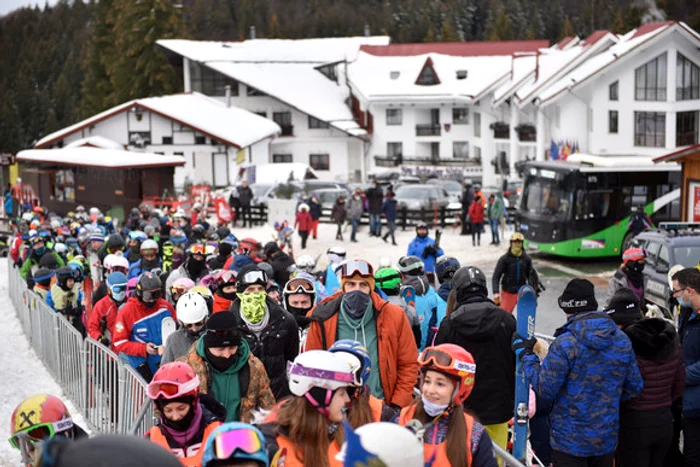 Sute de turiști, printre care mulți copii, au stat weekendul acesta la coadă la telecabină pentru a schia în masivul Postăvaru din Poiana Brașov Foto: Mediafax