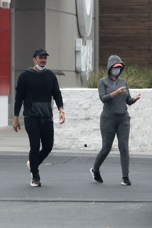 Orlando Bloom (43 de ani)  şi logodnica lui graviduţă  Katy Perry (35 de ani),  la cumpărături,  cu mănuşi şi mască