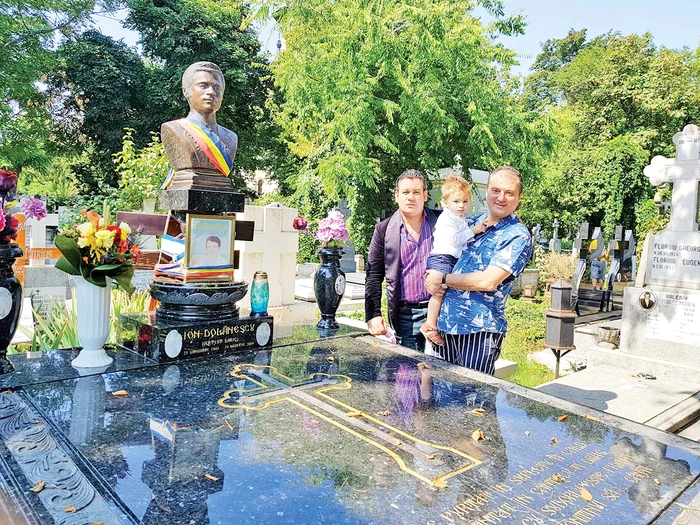 Ionuţ Dolănescu  a fost la cimitir însoţit de un prieten