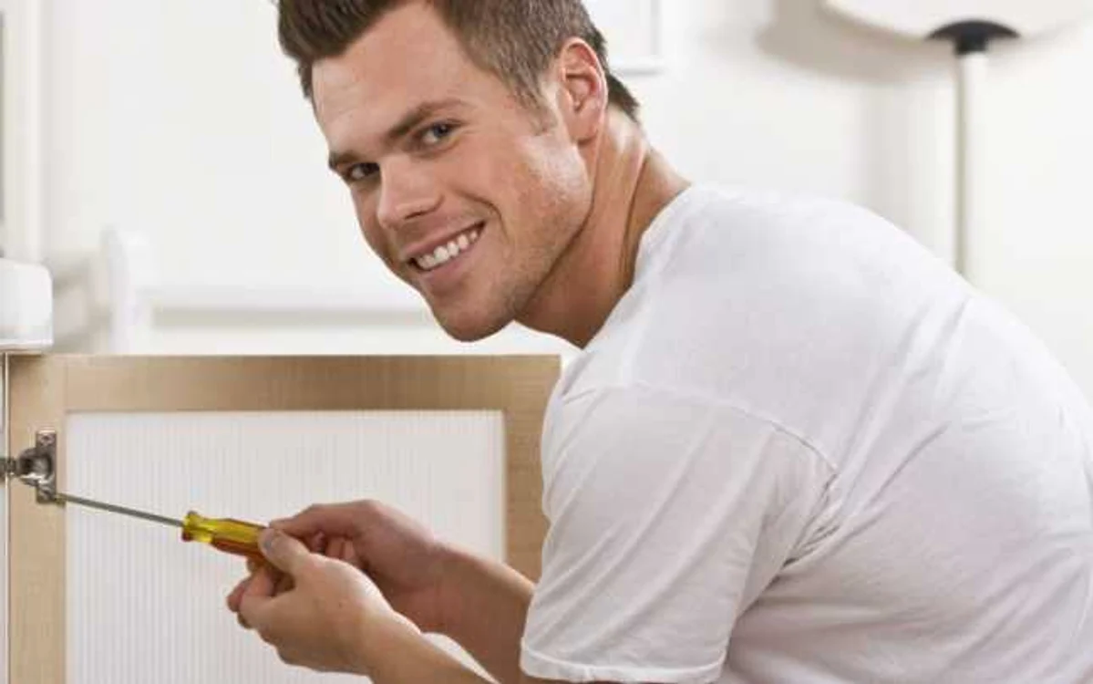 Bărbaţii care ştiu să facă reparaţii în casă sunt cei mai apreciaţi de femei FOTO Shutterstock